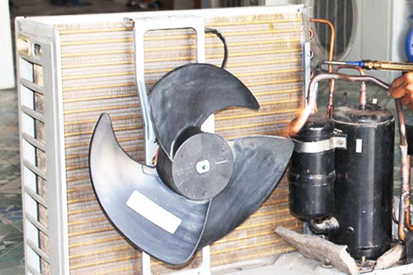 Quạt dàn nóng bị hư cũng là một trong những nguyên nhân dẫn đến máy lạnh bị chảy nước