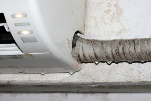 Đướng ống thoát nước bị nghẽn dẫn đến máy lạnh bị chảy nước